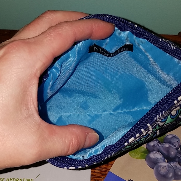 Like new makeup bag and 2 face mask - Picture 3 of 3